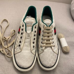 Gucci Shoes - white with stripes
